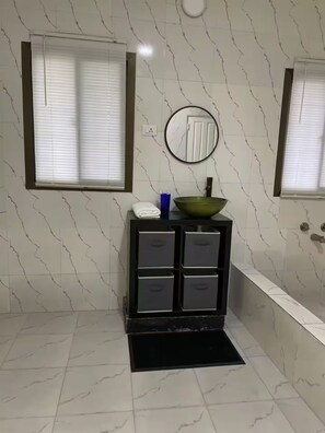 Sèche-cheveux, serviettes fournies, savon, papier toilette