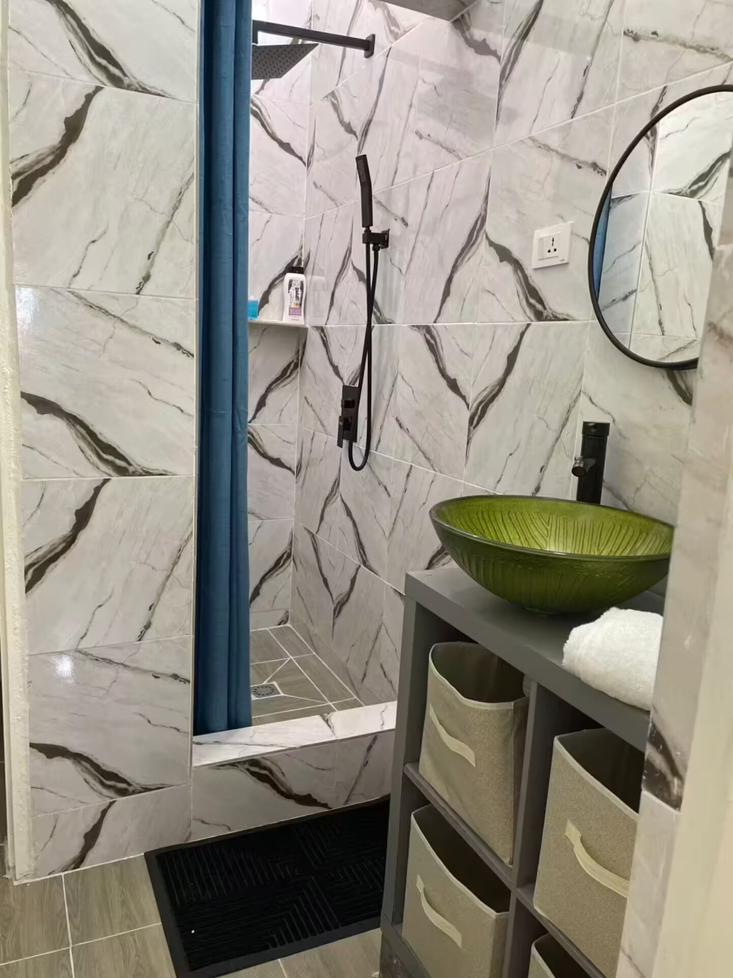 Hiustenkuivaaja, pyyhkeet, saippua, vessapaperi