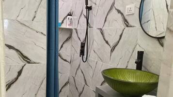 Hiustenkuivaaja, pyyhkeet, saippua, vessapaperi