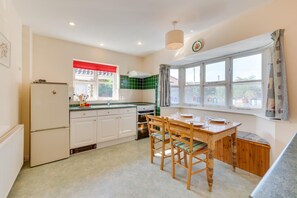Microwave, oven, high chair, cookware/dishes/utensils - 4 Bed in Southwold (oc-spn) (Reydon)