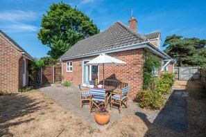Outdoor dining - 4 Bed in Southwold (oc-spn) (Reydon)