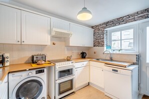 Oven, dishwasher, cookware/dishes/utensils - 2 Bed in Kendal (oc-gl097) (Kendal)