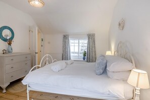3 habitaciones, tabla de planchar con plancha y cuna de viaje 