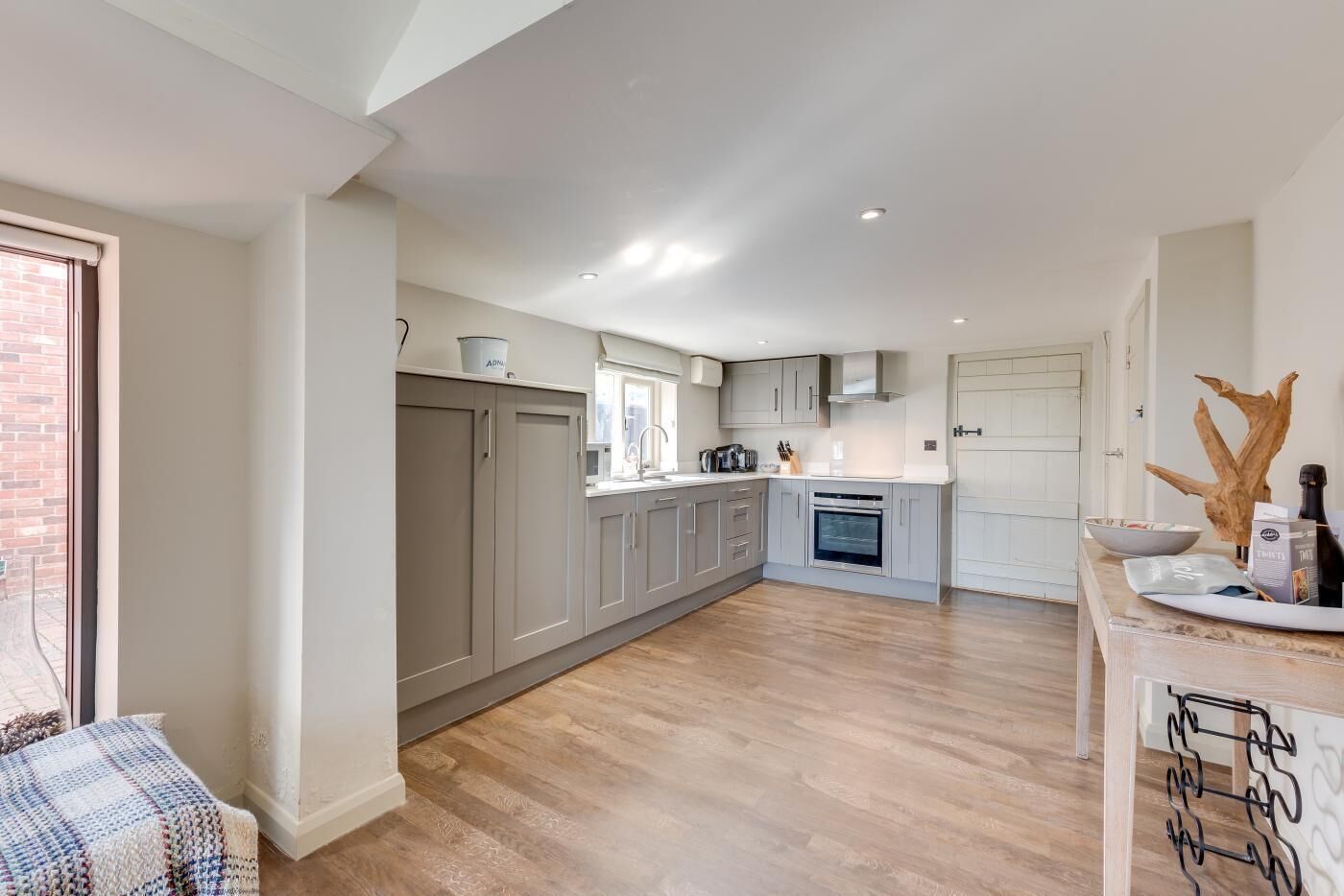 Micro-ondas, fogão, lava-louças, cadeirão de bebê