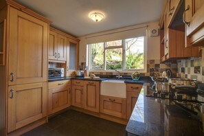 Microwave, oven, dishwasher, cookware/dishes/utensils - 3 Bed in Little Langdale (oc-gl102) (Little Langdale)