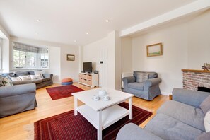 TV, fireplace - 5 Bed in Thorpeness (oc-whin2) (Thorpeness)