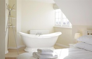 5 bedrooms, iron/ironing board, free WiFi, bed sheets - 5 Bed in Thorpeness (oc-whin2) (Thorpeness)