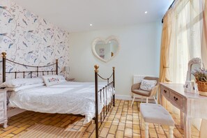 4 bedrooms, iron/ironing board, travel cot, free WiFi - 4 Bed in Dunwich (oc-chd) (Dunwich)