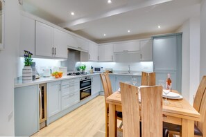 Microwave, oven, dishwasher, highchair - 2 Bed in Portinscale (oc-gl129) (Portinscale)