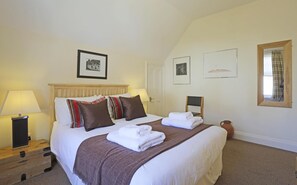 Tabla de planchar con plancha, cuna de viaje, wifi gratis y ropa de cama