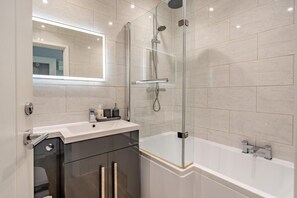 Hair dryer, towels - 2 Bed in Chapel Stile (oc-gl103) (Chapel Stile)