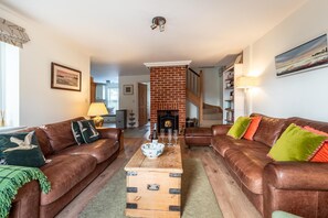 TV, fireplace - 3 Bed in Eastbridge (oc-cob) (East Bridge)