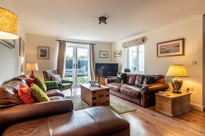 TV, fireplace - 3 Bed in Eastbridge (oc-cob) (East Bridge)