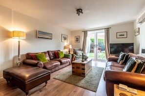 TV, fireplace - 3 Bed in Eastbridge (oc-cob) (East Bridge)