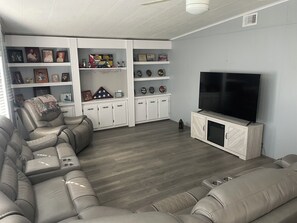 Living area - Cozy 2-bedroom, in a 55 plus’s gated community, in beautiful Sarasota Fl (Sarasota)