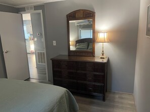 2 slaapkamers, een strijkplank/strijkijzer, wifi, beddengoed