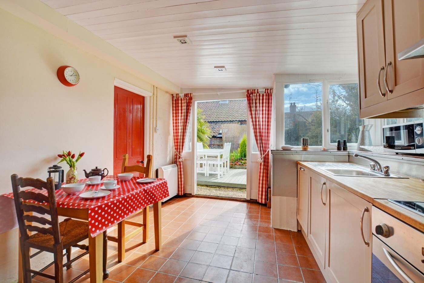 Micro-ondes, four, lave-vaisselle, chaise haute