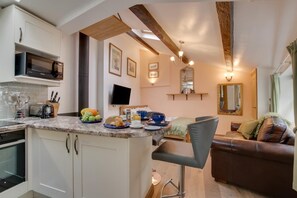 Microwave, oven, dishwasher, cookware/dishes/utensils - 1 Bed in Clappersgate (oc-gl083) (Clappersgate)