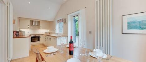 Micro-ondas, fogão, lava-louças, cadeirão de bebê