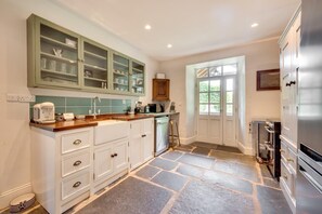 Microwave, oven, dishwasher, cookware/dishes/utensils