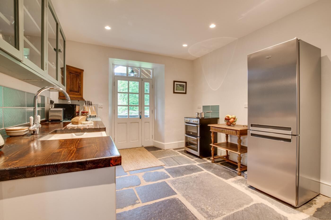 Microwave, oven, dishwasher, cookware/dishes/utensils