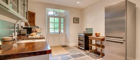 Microwave, oven, dishwasher, cookware/dishes/utensils