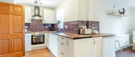 Een microgolfoven, een oven, een vaatwasser, een kinderstoel