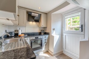Oven, cookware/dishes/utensils - 2 Bed in West Witton (oc-l32707) (West Witton)