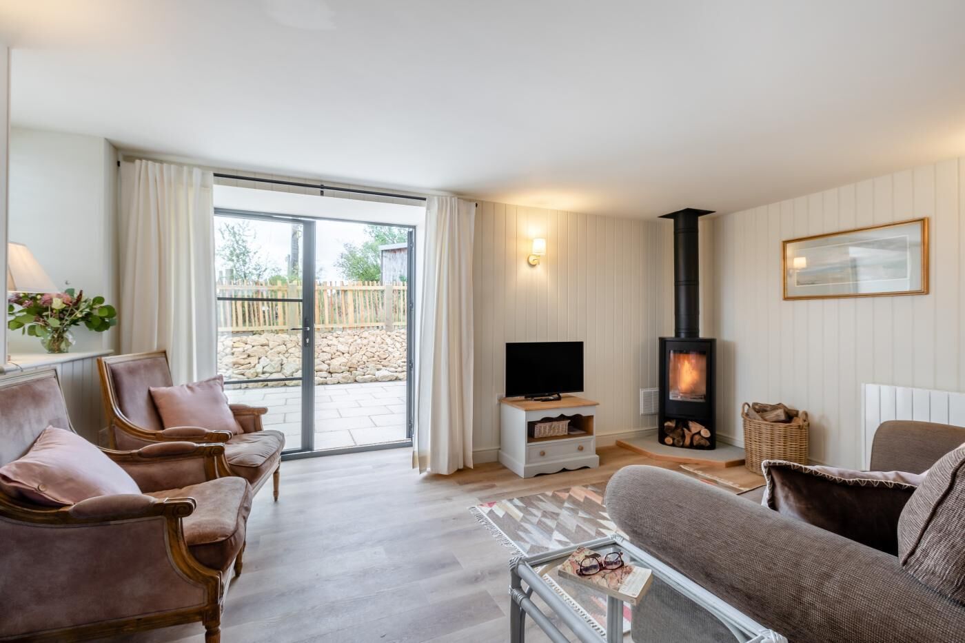 TV, fireplace