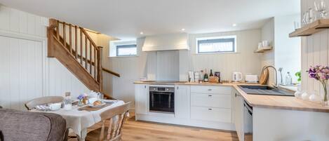 Oven, dishwasher, cookware/dishes/utensils