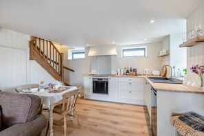 Oven, cookware/dishes/utensils - 1 Bed in Beaminster (oc-g33041) (Beaminster)