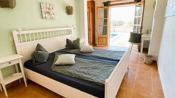 Caja de seguridad en la habitación y tabla de planchar con plancha