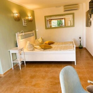 A bedroom with a bed, a desk, and a chair. - Agroturismo S'Hort de Can Carrio (Ses Salines)
