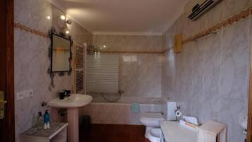 Classic Double Room, Pool View | Bathroom