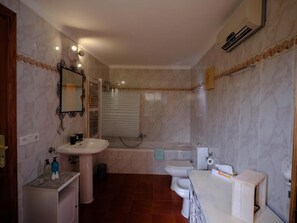 Classic Double Room, Pool View | Bilik Mandi