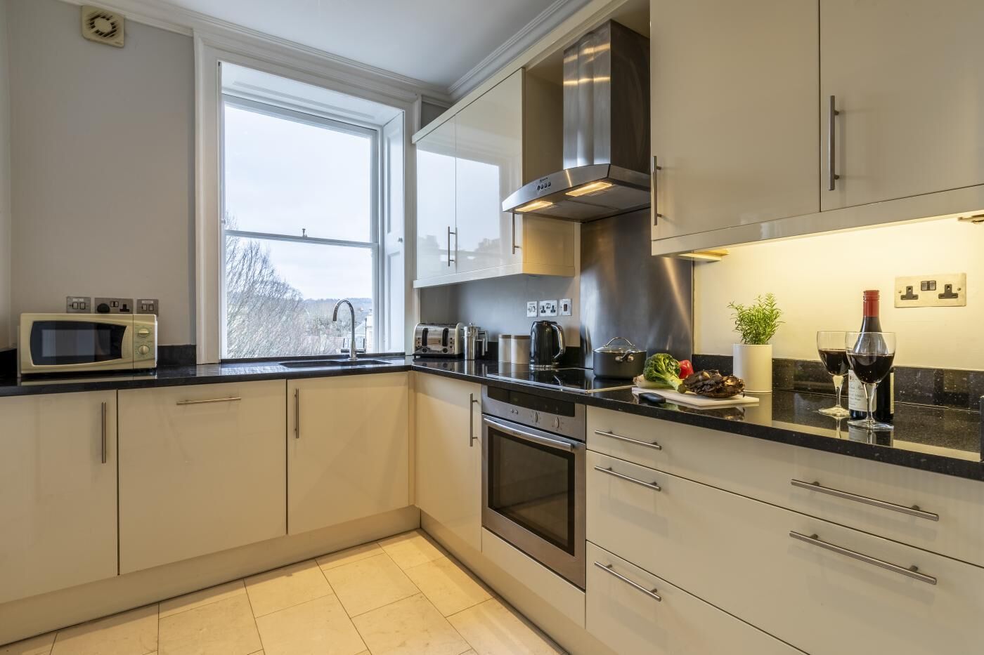 Four, lave-vaisselle, batterie de cuisine, vaisselle et ustensiles