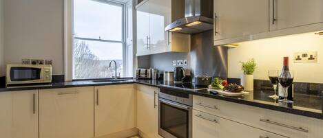 Four, lave-vaisselle, batterie de cuisine, vaisselle et ustensiles