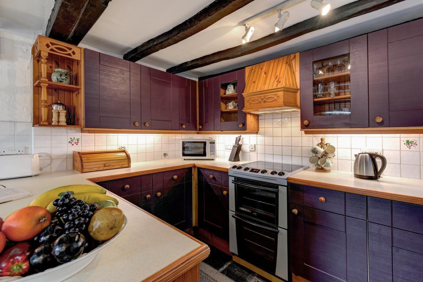 Micro-ondes, four, lave-vaisselle, chaise haute