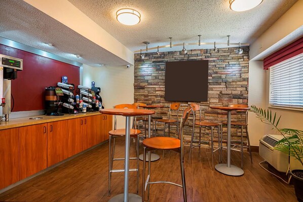 Dining - Close to DFW: Airport Shuttle & Parking. Near Grapevine Mills Mall | 4 Units (Irving)