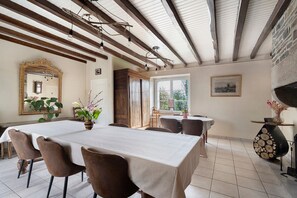 Dining - Bed and Breakfast 'Chambre Champêtre' with Shared Terrace, Shared Garden and Wi-Fi (Mont-Dol)