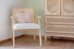 Interior - Bed and Breakfast 'Chambre Champêtre' with Shared Terrace, Shared Garden and Wi-Fi (Mont-Dol)