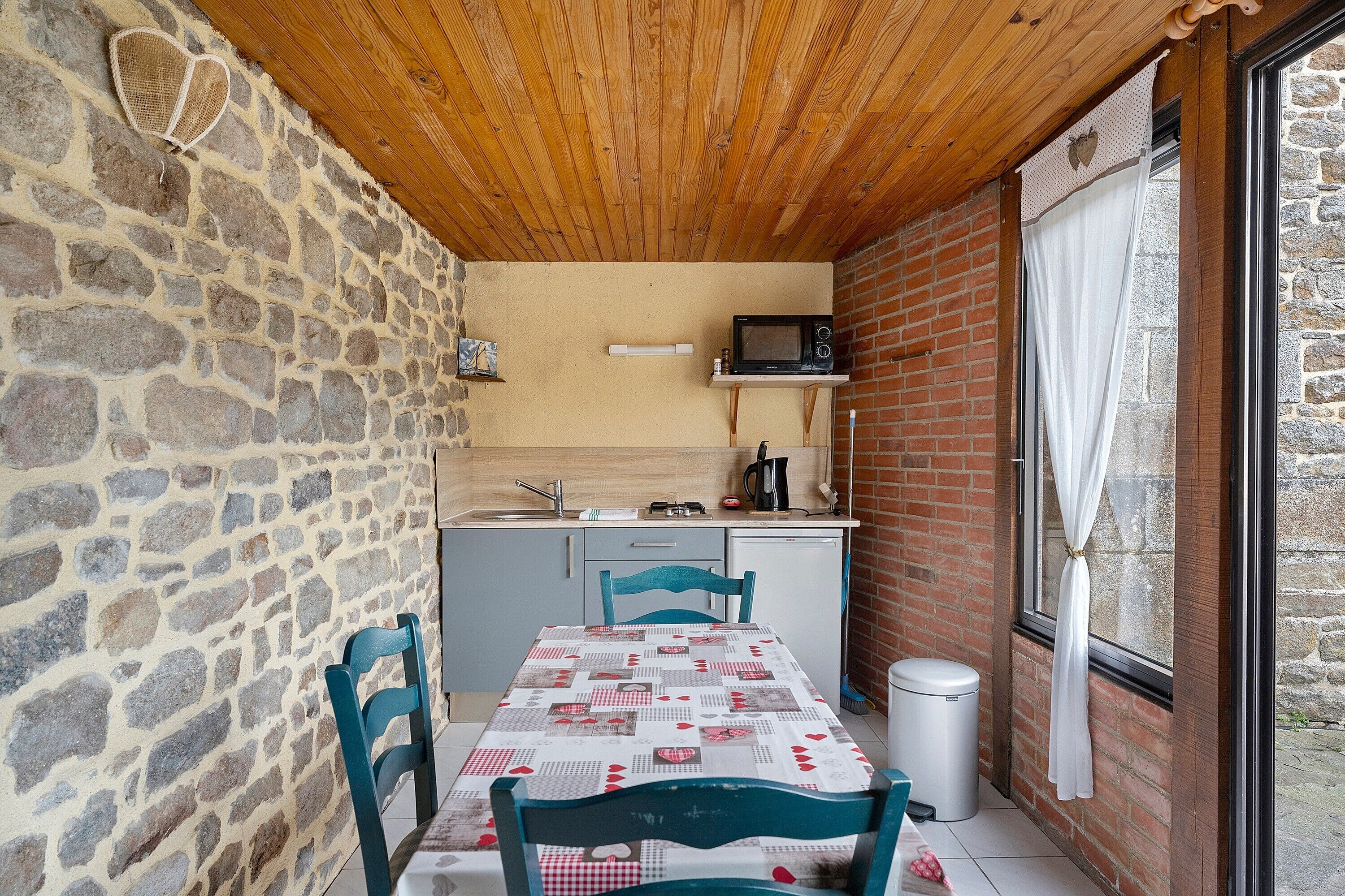 Micro-ondes, plaque de cuisson, bouilloire électrique, chaise haute