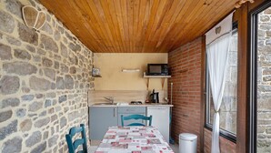 A compact kitchen with a microwave, sink, and a small window. - “Chambre Champêtre” Guest Room with Shared Terrace, Garden, and Wi-Fi (Mont-Dol)