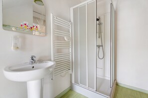Shower, hair dryer, towels - “Chambre Champêtre” Guest Room with Shared Terrace, Garden, and Wi-Fi (Mont-Dol)