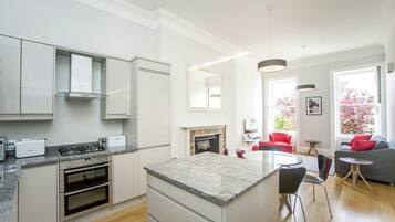 Oven, dishwasher, cookware/dishes/utensils