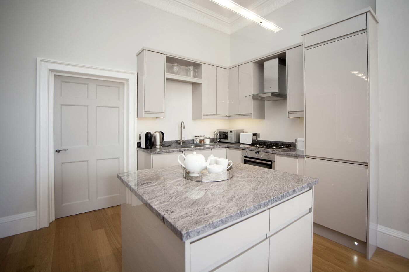 Ofen, Geschirrspüler, Kochgeschirr/Geschirr/Besteck