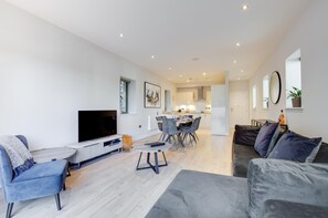 TV - 2 Bed in Windermere (oc-gl064) (Windermere)