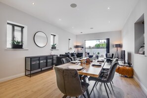 Dining - 2 Bed in Windermere (oc-gl064) (Windermere)
