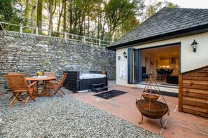Outdoor dining - 2 Bed in Windermere (oc-gl064) (Windermere)