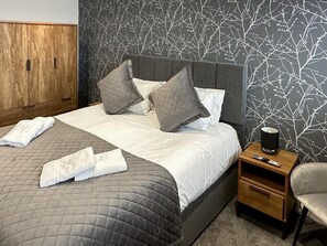 Iron/ironing board, travel crib, free WiFi, bed sheets - 2 Bed in Windermere (oc-gl064) (Windermere)